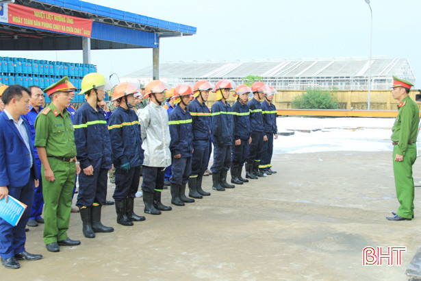 Diễn tập đối phó với tình huống cháy nổ tại trạm chiết nạp gas