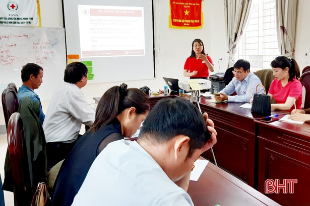 Cán bộ Hội Chữ thập đỏ Hà Tĩnh truyền thông phòng tránh bom mìn