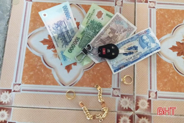 Bé tiểu học trả lại ví tiền trị giá hơn 15 triệu đồng cho người đánh rơi