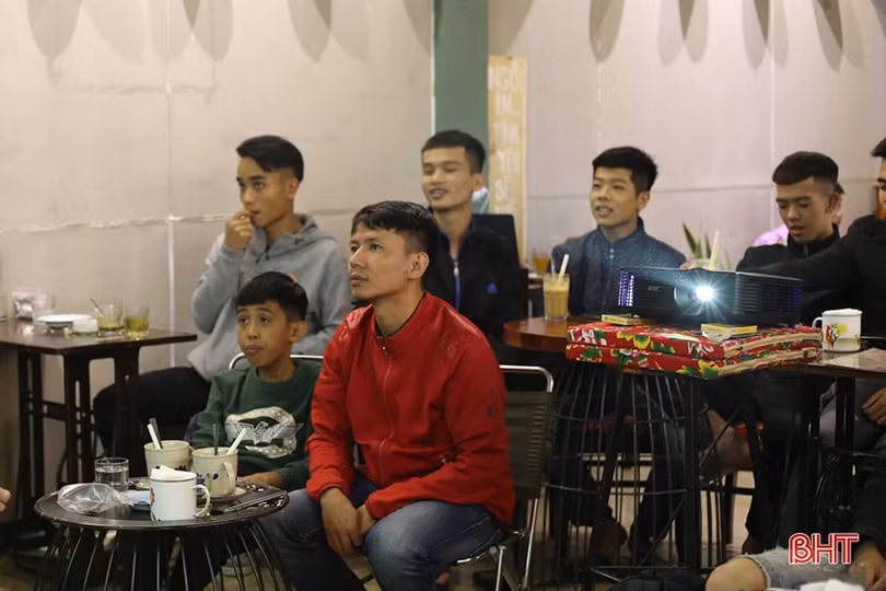 Cổ động viên Hà Tĩnh vỡ òa với chiến thắng của ĐT Việt Nam trước UAE