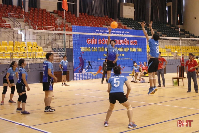 Khởi tranh Giải Bóng chuyền hơi trung cao tuổi nam nữ Hà Tĩnh