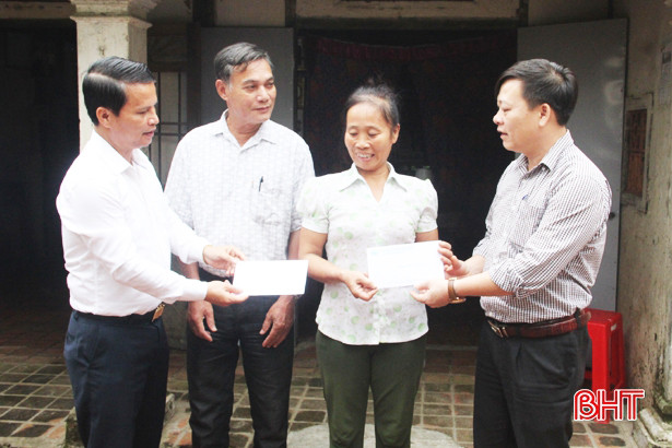 Hà Tĩnh tiếp tục thăm hỏi, tặng quà nạn nhân tai nạn giao thông