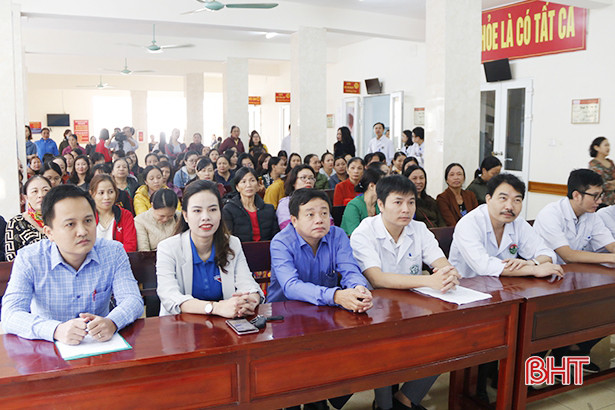 Bệnh viện Bạch Mai khám tầm soát ung thư vú miễn phí cho 500 chị em Hà Tĩnh