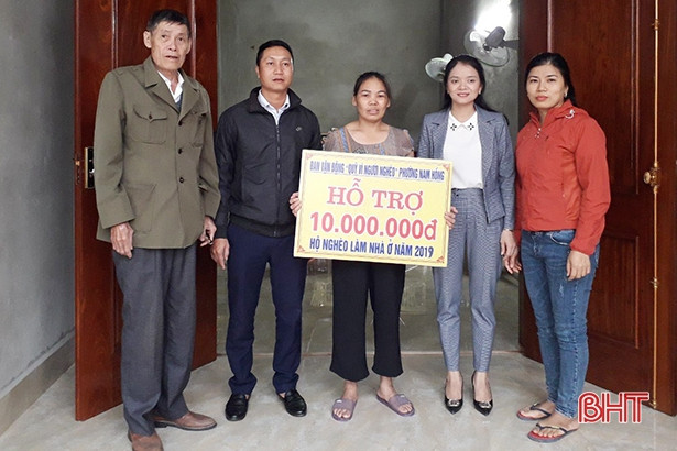 TX Hồng Lĩnh trao gần 500 triệu đồng hỗ trợ người nghèo, cận nghèo