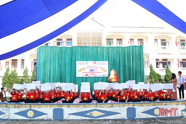 Học sinh Lộc Hà “rung chuông vàng” mừng Ngày Nhà giáo Việt Nam