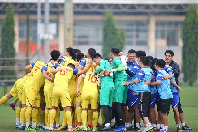 Chùm ảnh: Công Phượng, Văn Hậu tích cực tập luyện ngay sau khi về nước hội quân