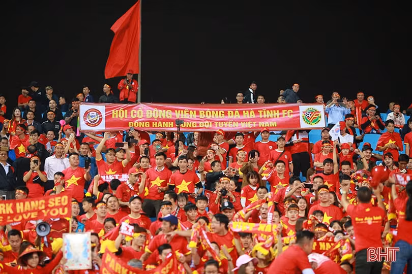 Cổ động viên Hà Tĩnh vỡ òa với chiến thắng của ĐT Việt Nam trước UAE