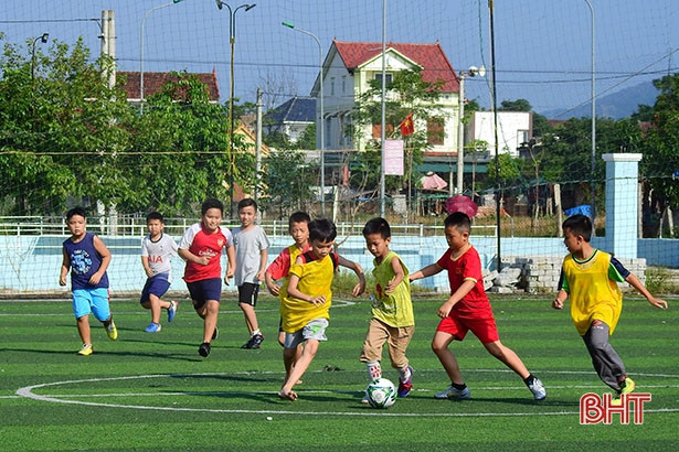 20 cầu thủ nhí núi Hồng vào lớp bóng đá nghiệp dư của Hà Tĩnh