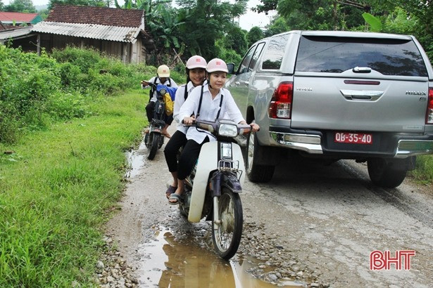 Đầy rẫy “ổ trâu” trên đường biên giới ở Hương Khê