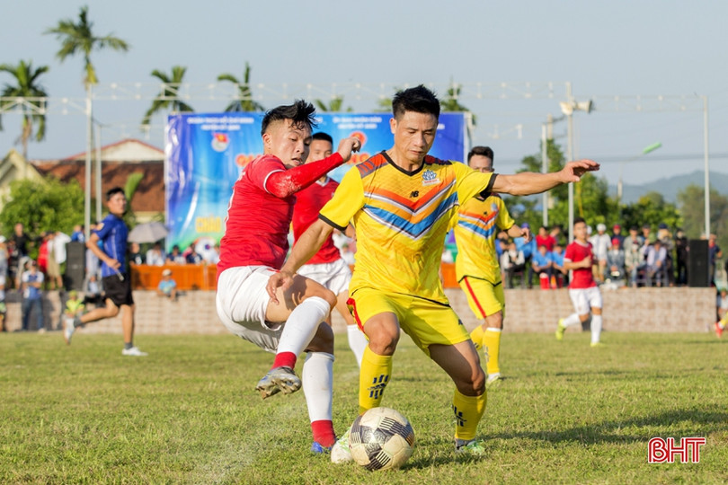 Cầu thủ Hồng Lĩnh Hà Tĩnh “so giò” với thanh niên Kỳ Anh