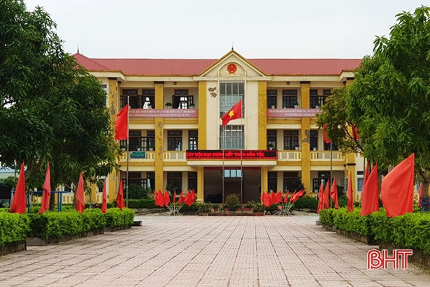 Vợ lừa đảo chiếm đoạt gần 40 tỷ đồng, chồng bị cách hết chức vụ trong Đảng