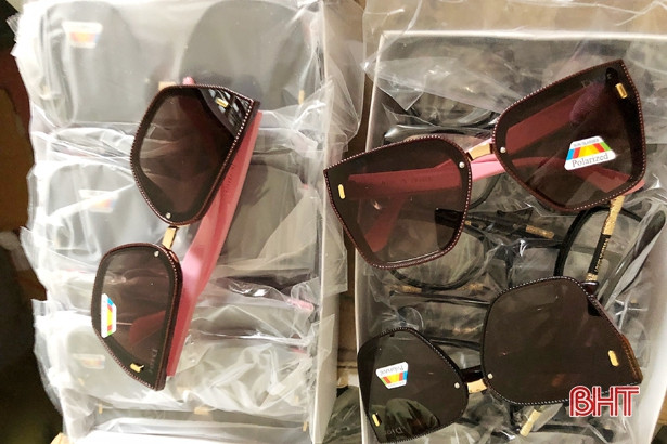 Bắt giữ xe hàng giả mạo thương hiệu nổi tiếng vận chuyển qua Hà Tĩnh