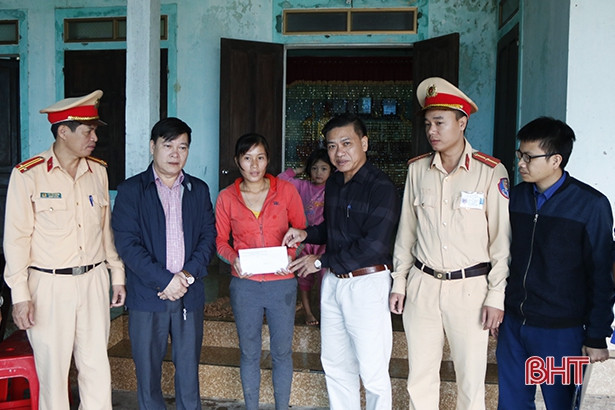 Ban ATGT Hà Tĩnh động viên gia đình nạn nhân TNGT ở Cẩm Xuyên, TX Kỳ Anh