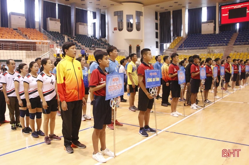 Khởi tranh Giải Bóng chuyền hơi trung cao tuổi nam nữ Hà Tĩnh