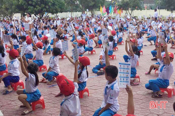 Gần 800 học sinh Lộc Hà được giáo dục Luật Giao thông đường bộ