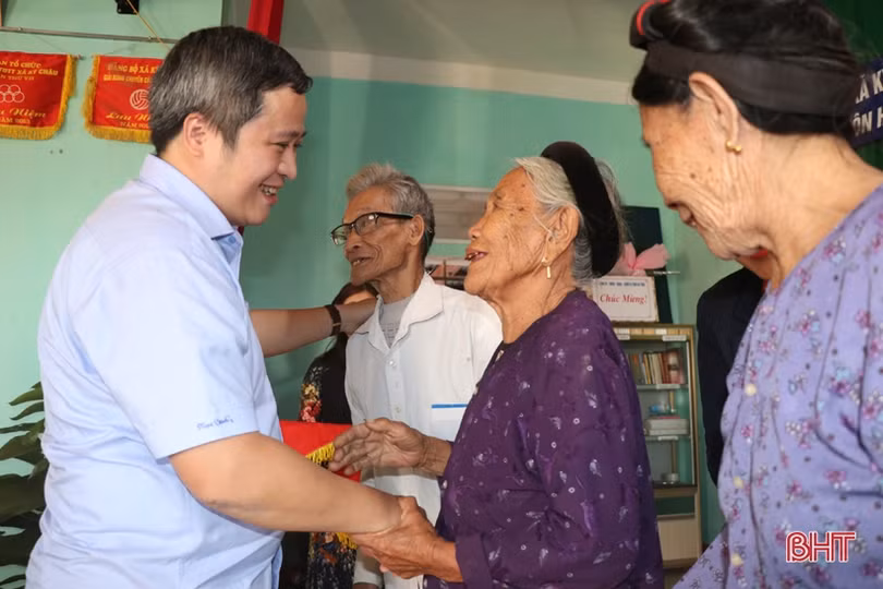 Chủ tịch UBND tỉnh Trần Tiến Hưng vui ngày hội Đại đoàn kết với người dân Kỳ Anh