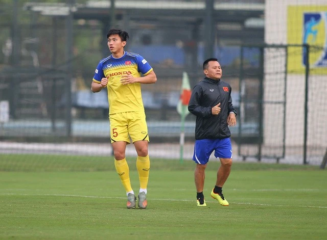 Chùm ảnh: Công Phượng, Văn Hậu tích cực tập luyện ngay sau khi về nước hội quân