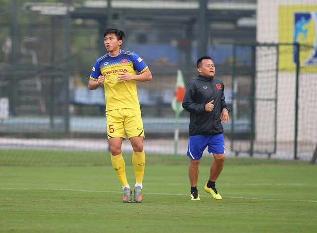 Chùm ảnh: Công Phượng, Văn Hậu tích cực tập luyện ngay sau khi về nước hội quân