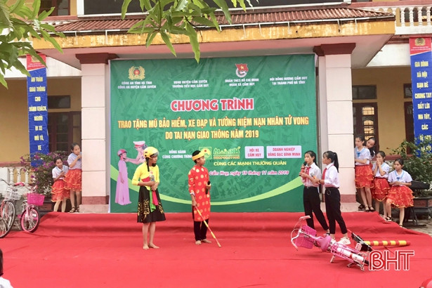 Trao nhiều phần quà ý nghĩa cho học sinh các trường học ở Hà Tĩnh