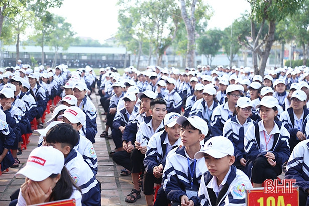 Học sinh Lộc Hà “rung chuông vàng” mừng Ngày Nhà giáo Việt Nam