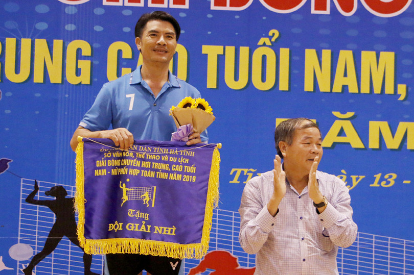 Hương Khê vô địch Giải Bóng chuyền hơi nam nữ trung - cao tuổi toàn tỉnh