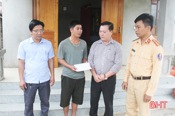 Ban ATGT Hà Tĩnh thăm hỏi, động viên các nạn nhân bị tai nạn giao thông