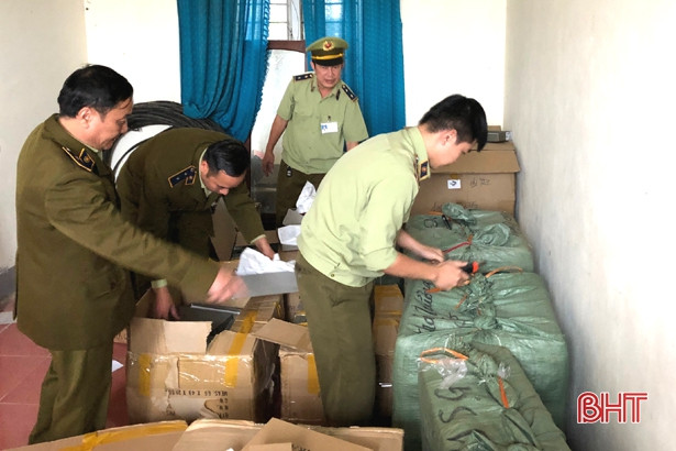 Bắt giữ xe hàng giả mạo thương hiệu nổi tiếng vận chuyển qua Hà Tĩnh