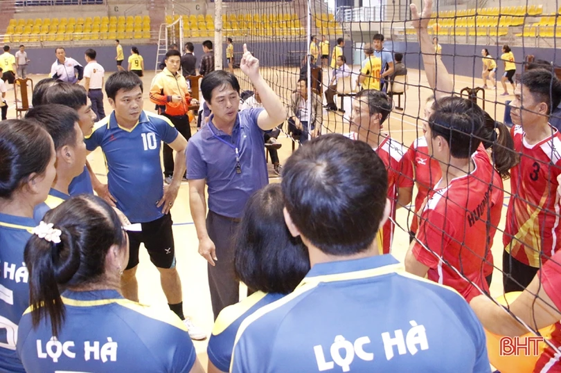 Khởi tranh Giải Bóng chuyền hơi trung cao tuổi nam nữ Hà Tĩnh