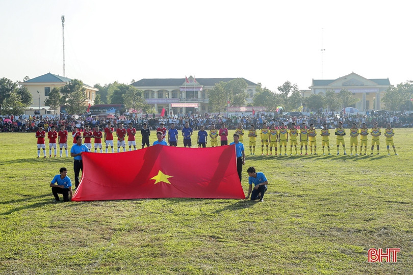 Cầu thủ Hồng Lĩnh Hà Tĩnh “so giò” với thanh niên Kỳ Anh