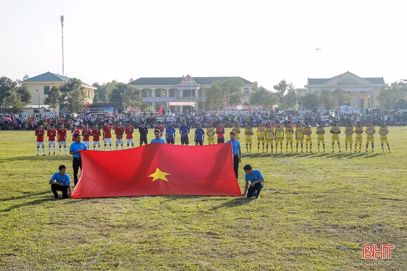 Cầu thủ Hồng Lĩnh Hà Tĩnh “so giò” với thanh niên Kỳ Anh