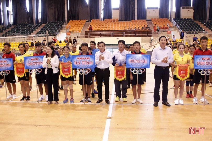 Khởi tranh Giải Bóng chuyền hơi trung cao tuổi nam nữ Hà Tĩnh