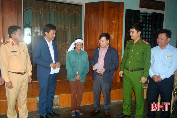 Ban ATGT Hà Tĩnh động viên gia đình nạn nhân TNGT ở Cẩm Xuyên, TX Kỳ Anh