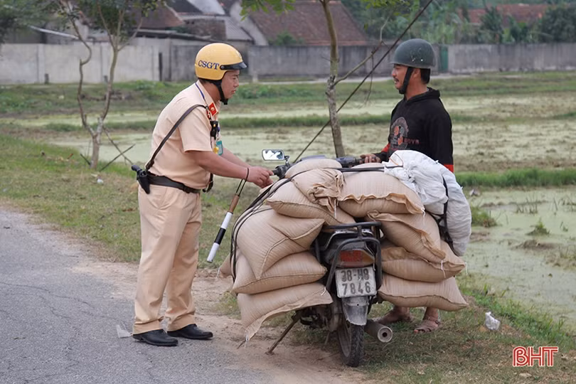 Muôn kiểu người vi phạm “chống chế” với cảnh sát giao thông