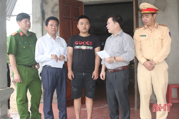 Hà Tĩnh tiếp tục thăm hỏi, tặng quà nạn nhân tai nạn giao thông