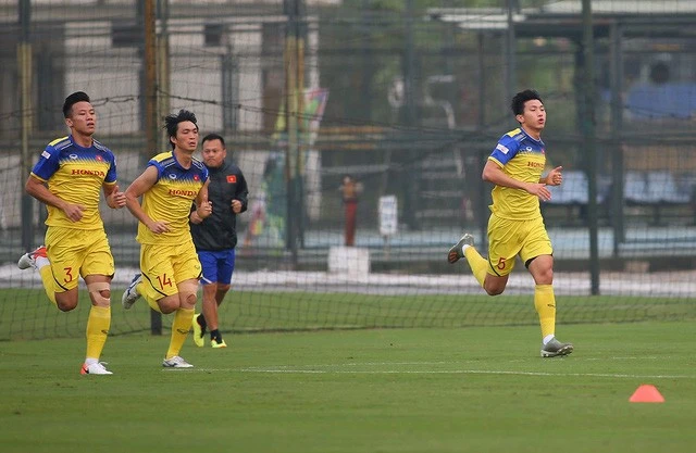 Chùm ảnh: Công Phượng, Văn Hậu tích cực tập luyện ngay sau khi về nước hội quân