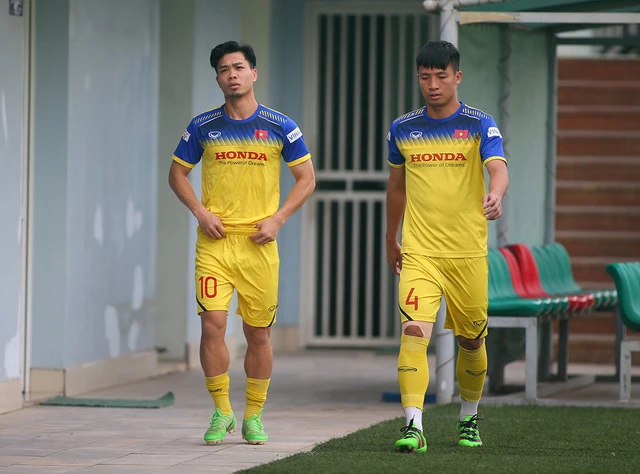 Chùm ảnh: Công Phượng, Văn Hậu tích cực tập luyện ngay sau khi về nước hội quân