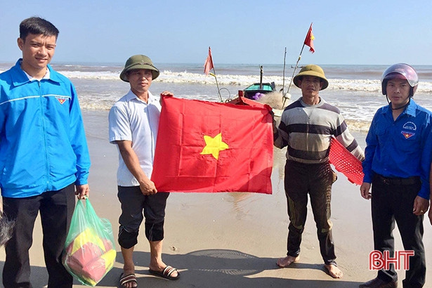 Trao tặng 100 lá cờ Tổ quốc cho ngư dân xã ven biển Nghi Xuân