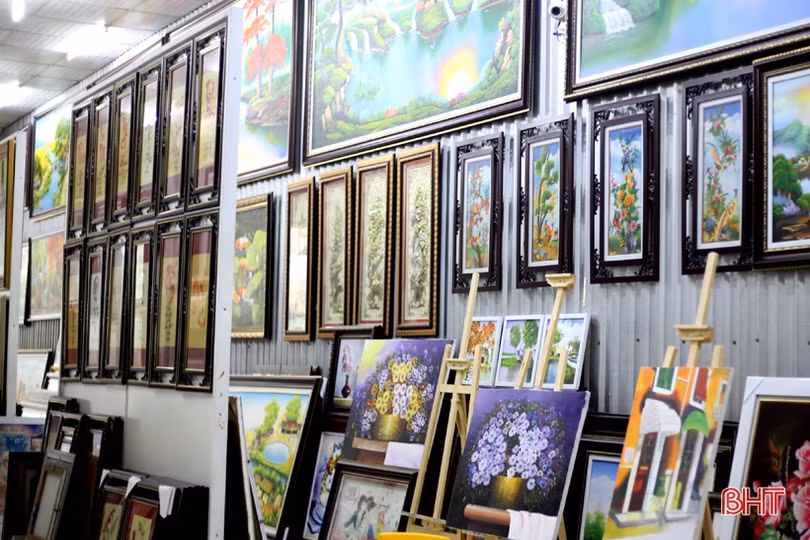 Khách ưa tranh thị trường, họa sĩ Hà Tĩnh buồn lòng nhưng vẫn chiều ý!