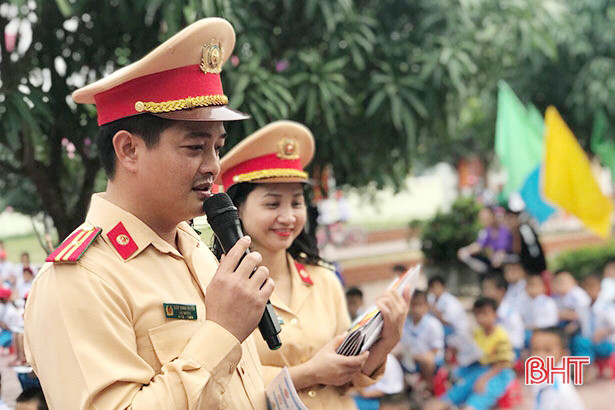 Gần 800 học sinh Lộc Hà được giáo dục Luật Giao thông đường bộ
