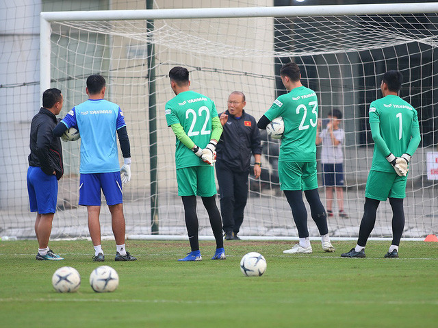 Chùm ảnh: Công Phượng, Văn Hậu tích cực tập luyện ngay sau khi về nước hội quân