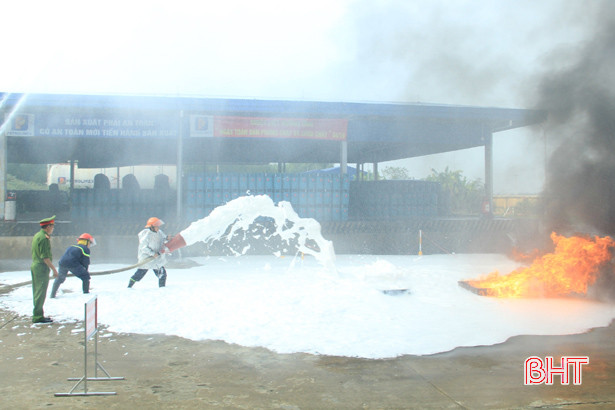 Diễn tập đối phó với tình huống cháy nổ tại trạm chiết nạp gas