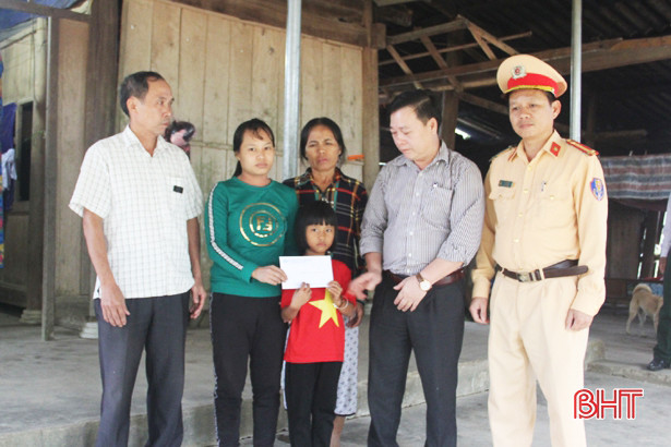 Ban ATGT Hà Tĩnh thăm hỏi, động viên các nạn nhân bị tai nạn giao thông