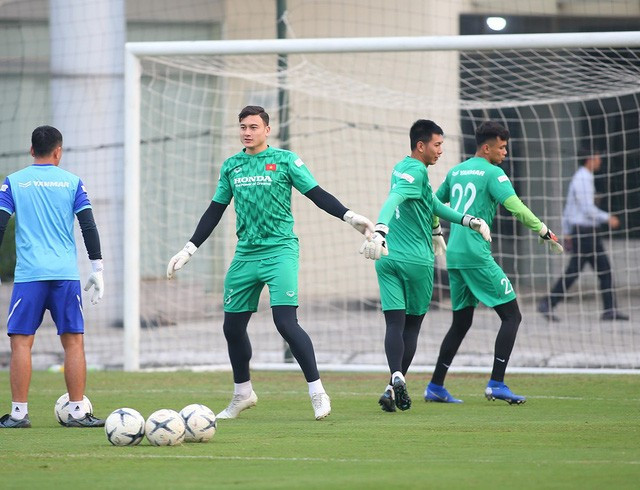 Chùm ảnh: Công Phượng, Văn Hậu tích cực tập luyện ngay sau khi về nước hội quân