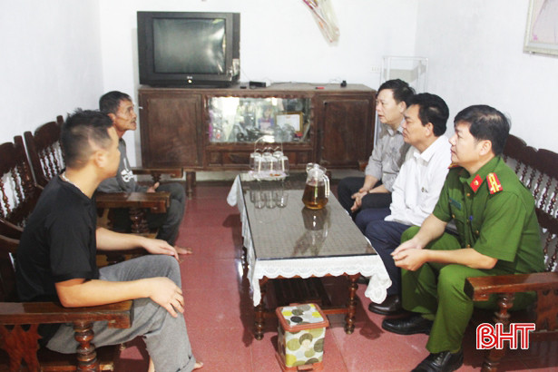 Hà Tĩnh tiếp tục thăm hỏi, tặng quà nạn nhân tai nạn giao thông