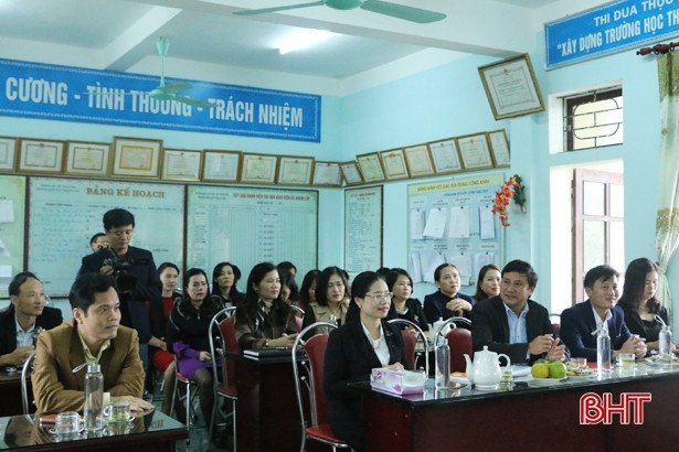 Trao nhiều phần quà ý nghĩa cho học sinh các trường học ở Hà Tĩnh