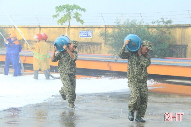 Diễn tập đối phó với tình huống cháy nổ tại trạm chiết nạp gas