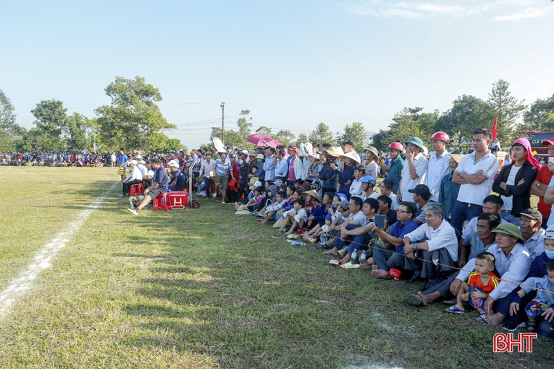 Cầu thủ Hồng Lĩnh Hà Tĩnh “so giò” với thanh niên Kỳ Anh