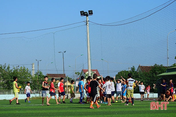 20 cầu thủ nhí núi Hồng vào lớp bóng đá nghiệp dư của Hà Tĩnh