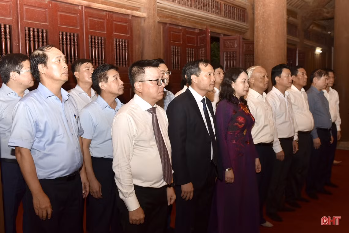 Phó Chủ tịch nước và các đại biểu dâng hương tại Khu di tích Ngã ba Đồng Lộc