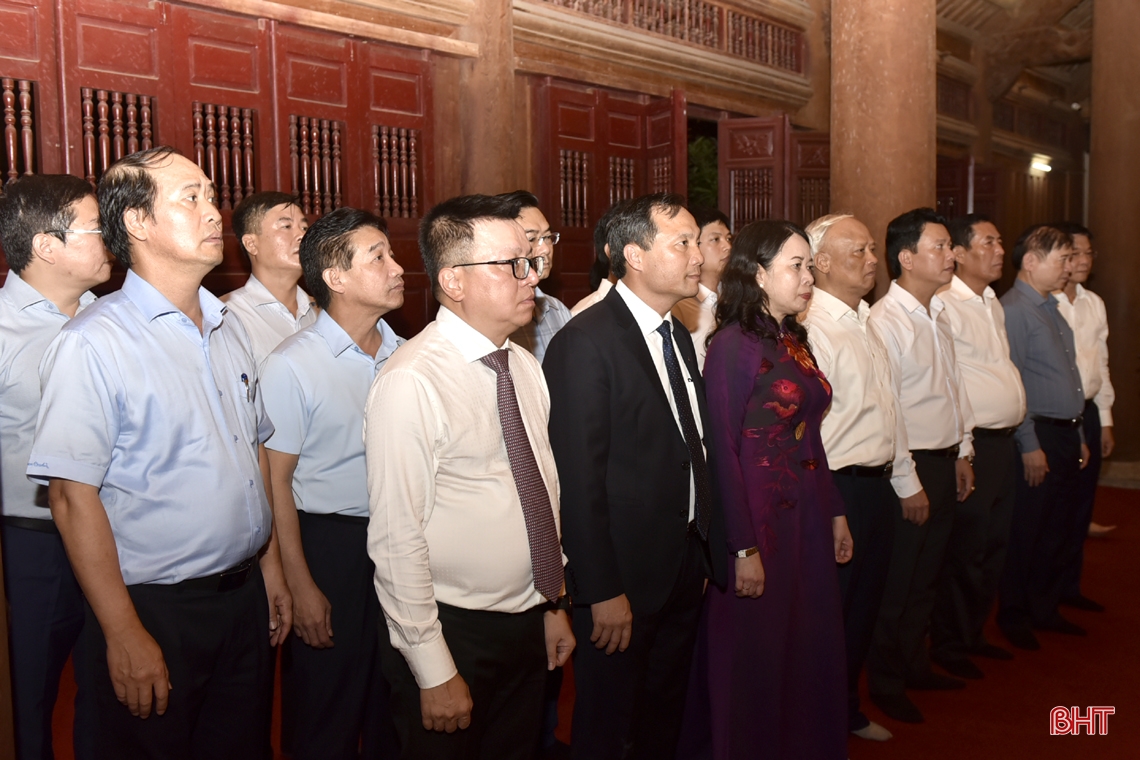 Phó Chủ tịch nước và các đại biểu dâng hương tại Khu di tích Ngã ba Đồng Lộc